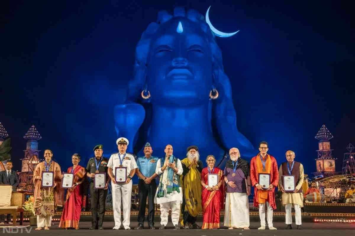 शिवरात्रि की पावन अवसर पर सम्&zwj;मानित किये गए लोगों के चेहरों पर देशभक्ति की भावना.