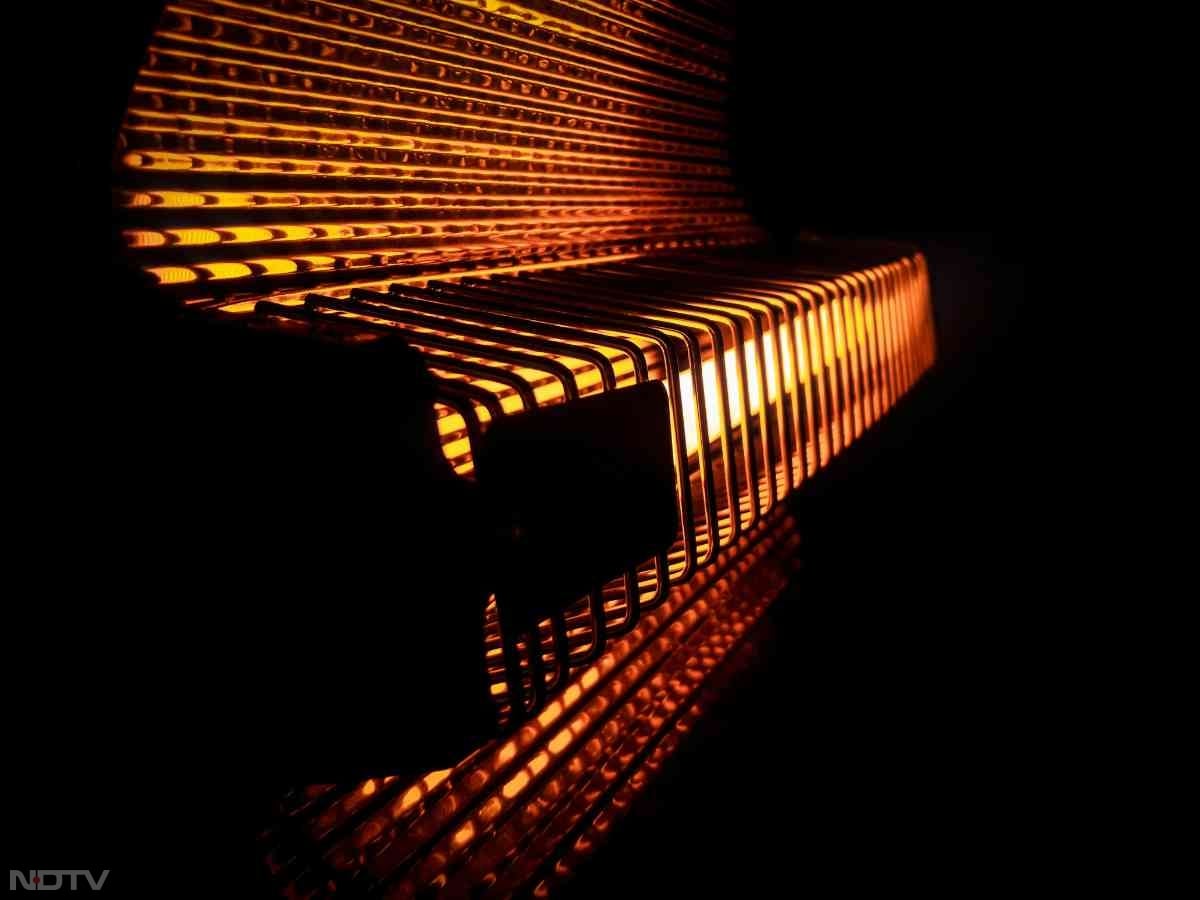 हीटर को गद्दे या कंबल से दूर रखना चाहिए. जिससे आग लगने का खतरा ना हो. Pic Credit- Pexels