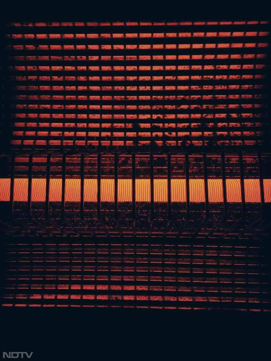 जब भी हीटर ऑन करें तो कमरे की खिड़की-दरवाजे थोड़े से खोल कर रखने चाहिए.  Pic Credit- Pexels