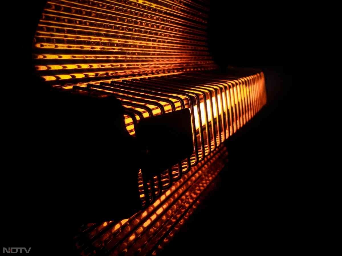 टूटे हुए या खराब तारों वाले सॉकेट में हीटर को ना चलाएं. शॉर्ट सर्किट होने का खतरा रहता है. Pic Credit- Pexels