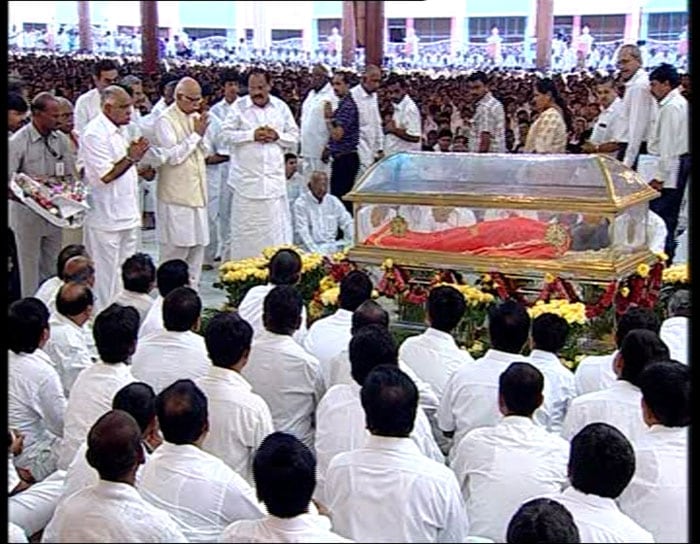 Sathya Sai Baba\'s last rites in Puttaparthi