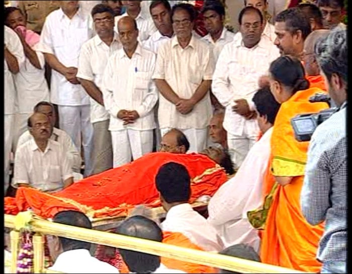 Sathya Sai Baba\'s last rites in Puttaparthi