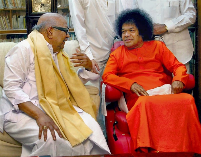 <b>M Karunanidhi:</b><br><br>Tamil Nadu Chief Minister and DMK chief M Karunanaidhi said, "I'm  sad Sai Baba has left us all. Sai Baba voluntarily  spent 200 crore rupees to bring water to Chennai when some states even refused water to Tamilnadu. Although am an atheist Sai Baba had great affection for me. I never thought he would leave us all this early. My condolences for his countless devotees."<br><br>Seen here, a picture of M Karunanidhi with Sai Baba.