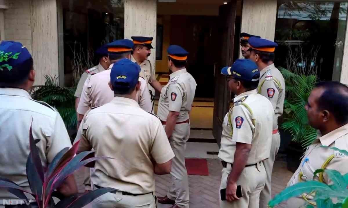 पुलिस सीसीटीवी फुटेज की मदद से हमलावर की तलाशी कर रही है और उसे पकड़ने की कोशिश में जुटी हुई है.