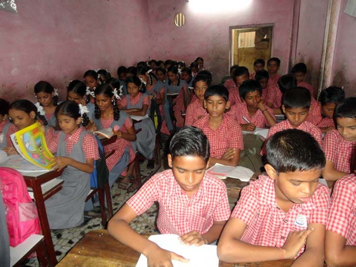 Sakshi Tanwar visits school for SMS