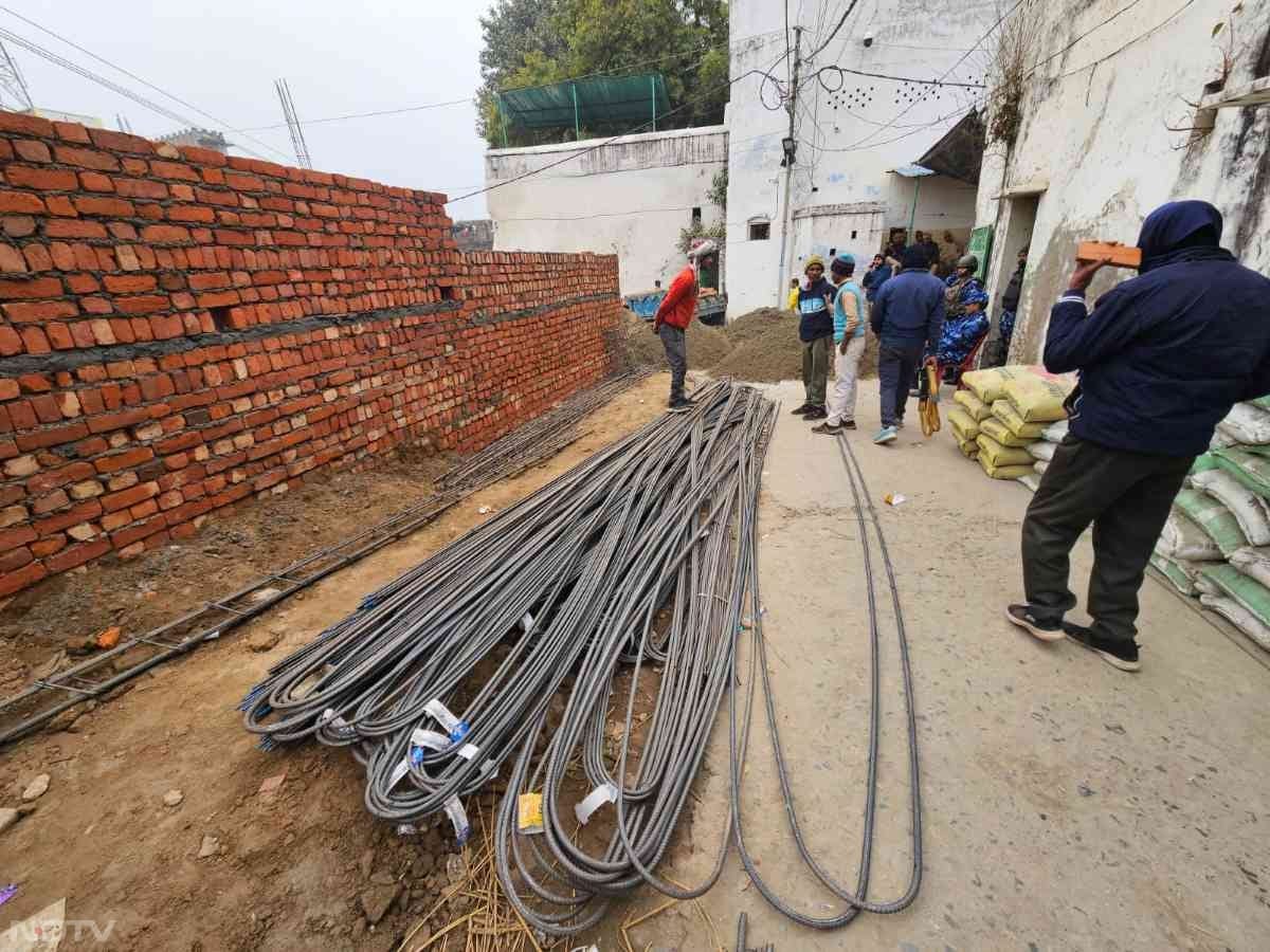 एआईएमआईएम प्रमुख असदुद्दीन ओवैसी का कहना है कि ये वक्फ बोर्ड की जमीन है.