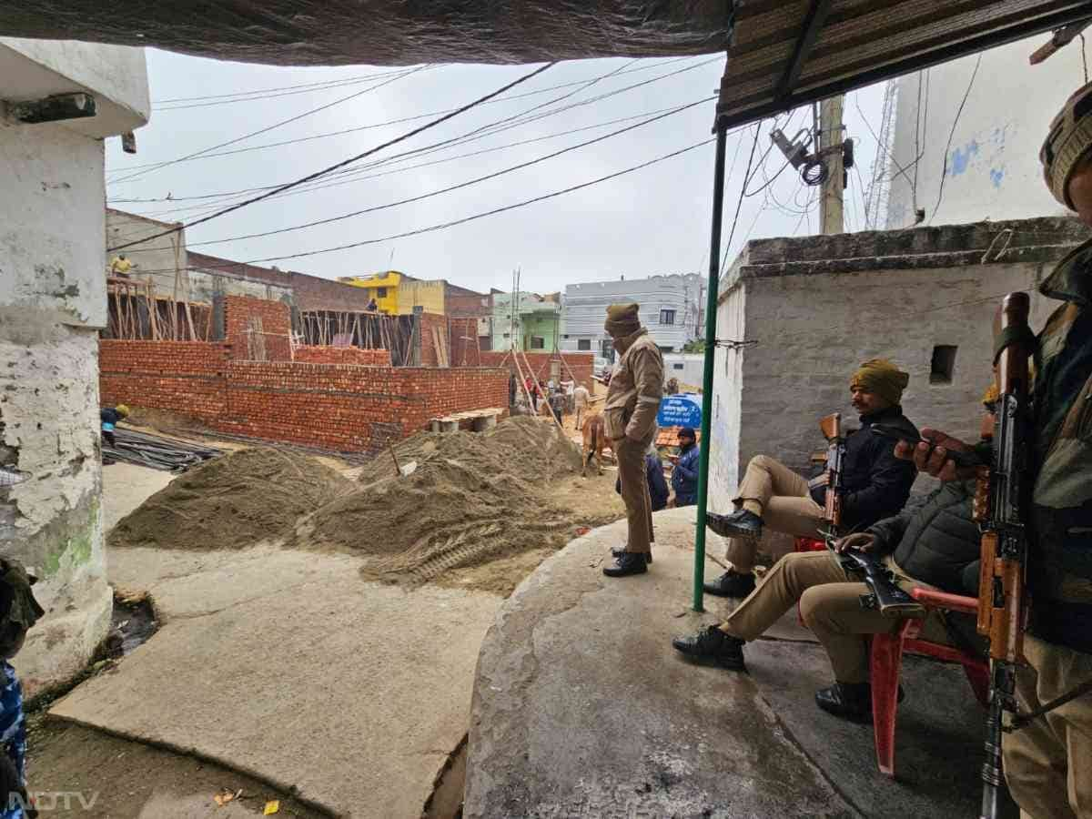 यहां संकरी गलियां हैं और सुरक्षा की नजर में ये अतिसंवेदनशील इलाका भी है.