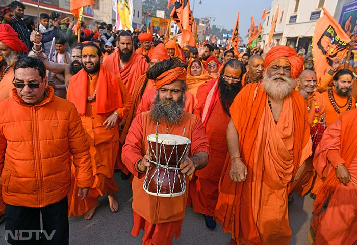 संतों ने हनुमान गढ़ी मंदिर के पास 'जय श्री राम' के नारे लगाए.