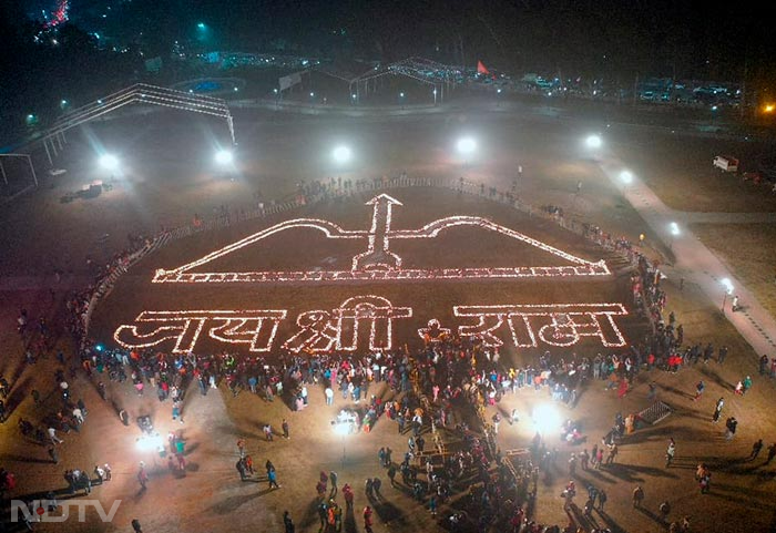 अयोध्या राम मंदिर के प्राण प्रतिष्ठा समारोह की पूर्व संध्या पर देहरादून के परेड ग्राउंड में दीपोत्सव के दौरान मिट्टी के दीयों की मदद से 'जय श्री राम' शब्द लिखे गए और धनुष-बाण बनाए गए.