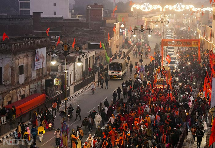 अयोध्या में राम जन्मभूमि मंदिर में 'प्राण प्रतिष्ठा' की पूर्व संध्या पर संतों ने जलूस निकाला.