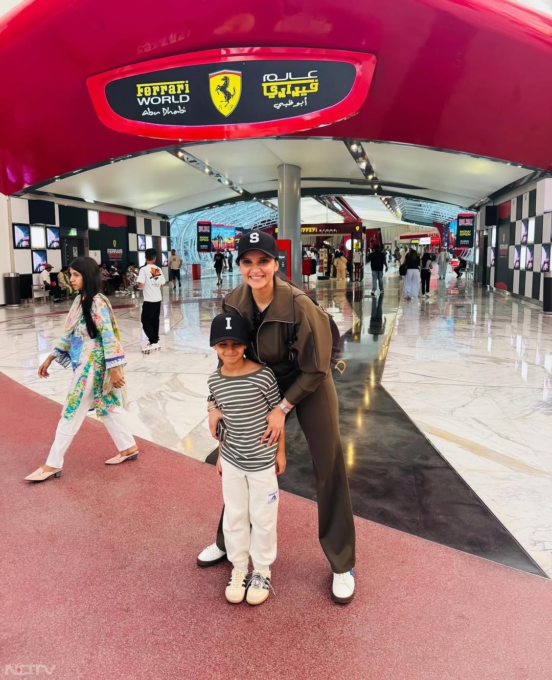 सानिया मिर्जा ने टेनिस खेलकर दुनिया भर में देश का मान बढ़ाया. अब वह प्रोफेशनली फील्ड पर नजर नहीं आतीं, लेकिन सोशल मीडिया के जरिए फैंस से जुड़ी रहती हैं.  mirzasaniar/Instagram