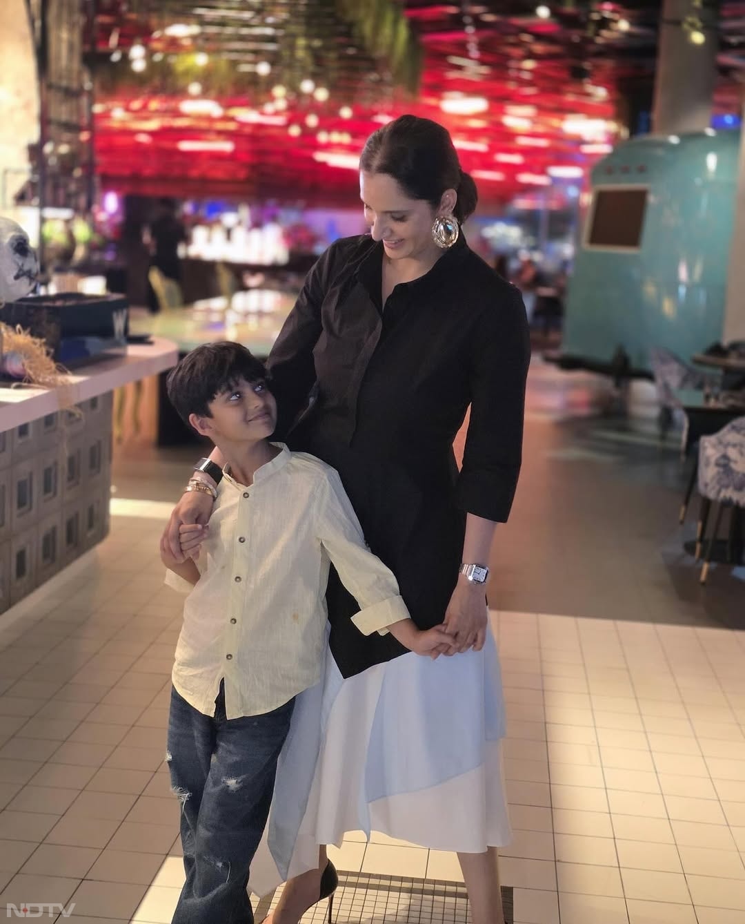 सानिया अक्&zwj;सर अपने बेट संग मस्&zwj;ती करती नजर आती हैं. mirzasaniar/Instagram