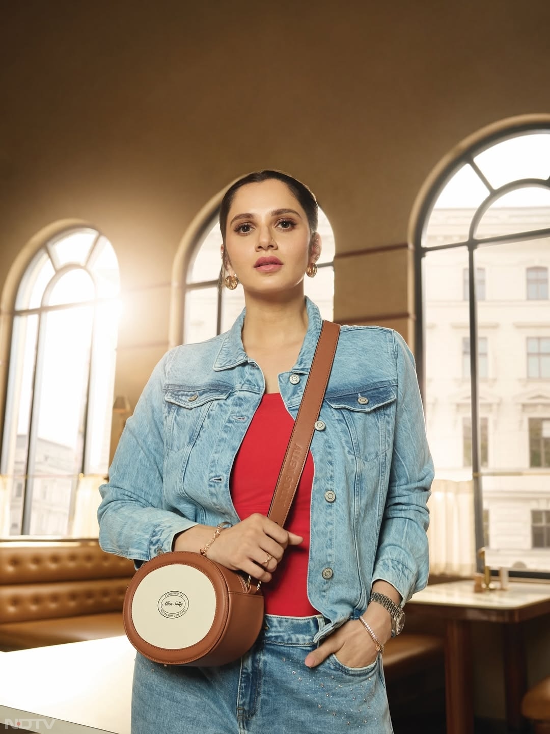 फैंस के लिए वे अपनी क्&zwj;लासी फोटोज शेयर करती रहती हैं. mirzasaniar/Instagram