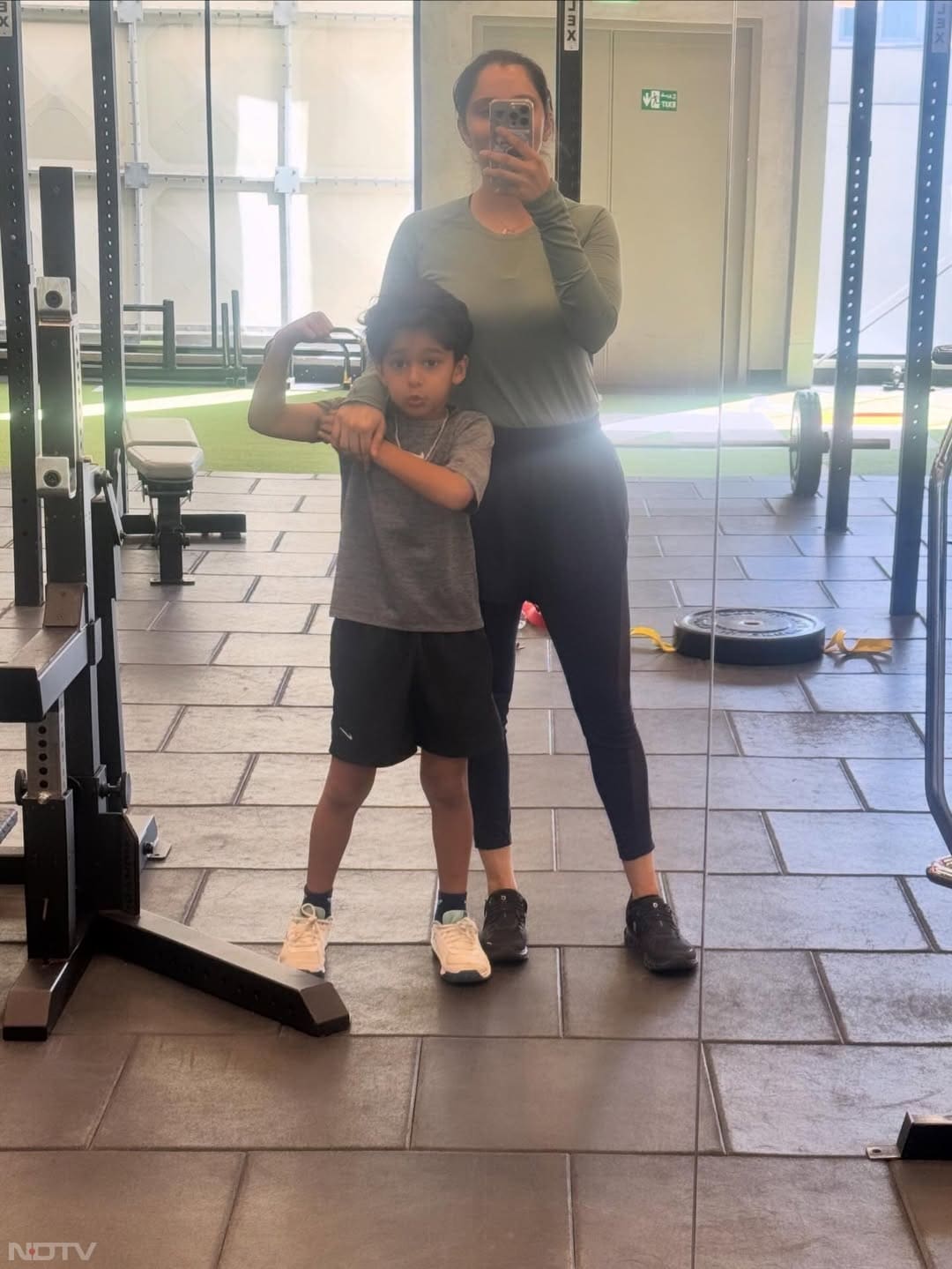 सानिया फिटनेस फ्रीक हैं और जिम से तस्&zwj;वीरें शेयर करती रहती हैं. mirzasaniar/Instagram