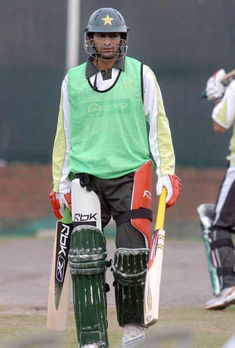 In Malik's first series as captain, Pakistan beat Sri Lanka 2-1 in an ODI series in Abu Dhabi. His next assignments were home Test and ODI series against South Africa which Pakistan lost 1-0 and 3-2 respectively.