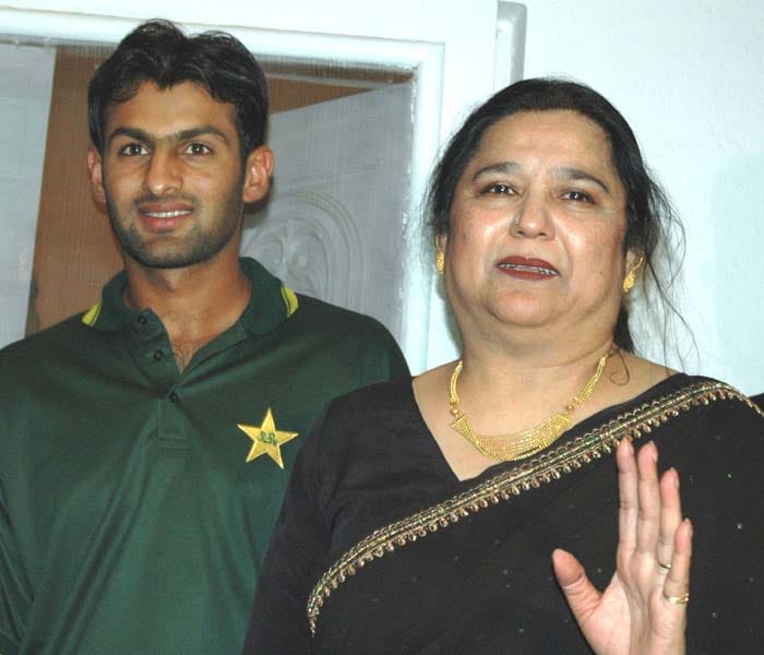 Shoaib had all along denied the charges and claimed that it was Ayesha, who actually cheated him by fooling him into a phone marriage after sending photographs of some other woman.<br><br>On a surprise visit to the city days before his marriage to Sania Mirza, Malik distributed a press statement to this effect.(AFP Image)