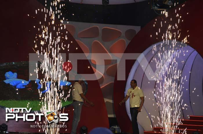 Munnabhai aka Sanjay Dutt greeted by NDTV's Vikram Chandra as joins the telethon.