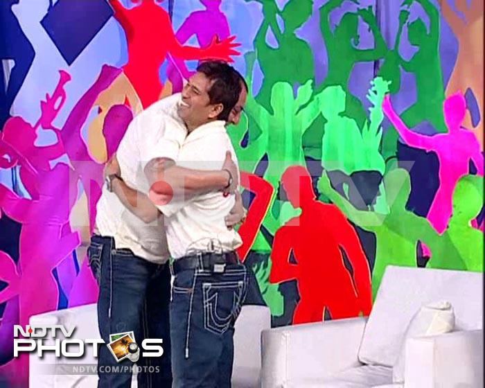 Sanjay Dutt has a special something for the legendary Sachin Tendulkar. <br><br> He greets the iconic cricketer with a <i>jadoo ki jhappi</i>.