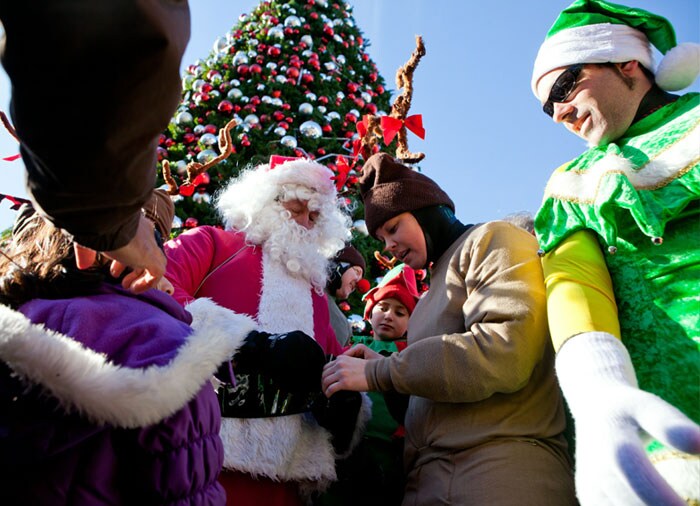 Santa Claus poses with reindeer, elves and children after water skiing on the Potomac River on December 24, 2010 in National Harbor, Maryland. This will be the 25th anniversary of the holiday maritime tradition. (Photo courtesy: AFP)