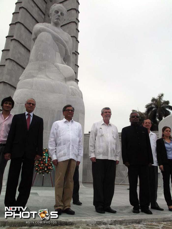 Mr Krishna lays a wreath at the Jos� Mart� Memorial, an 18-metre high statue that dominates the Plaza. (Photo courtesy: Sarah Jacob & Melody Weinstein)