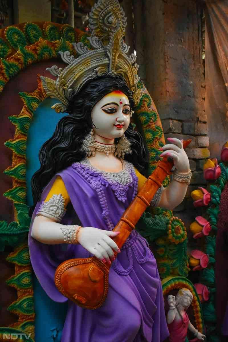 बसंत पंचमी के दिन छात्रों को अपनी किताब, कॉपी, पेंसिल और पढ़ाई का सामान मां सरस्वती के चरणों में रखना चाहिए. Pic Credit- Pexels