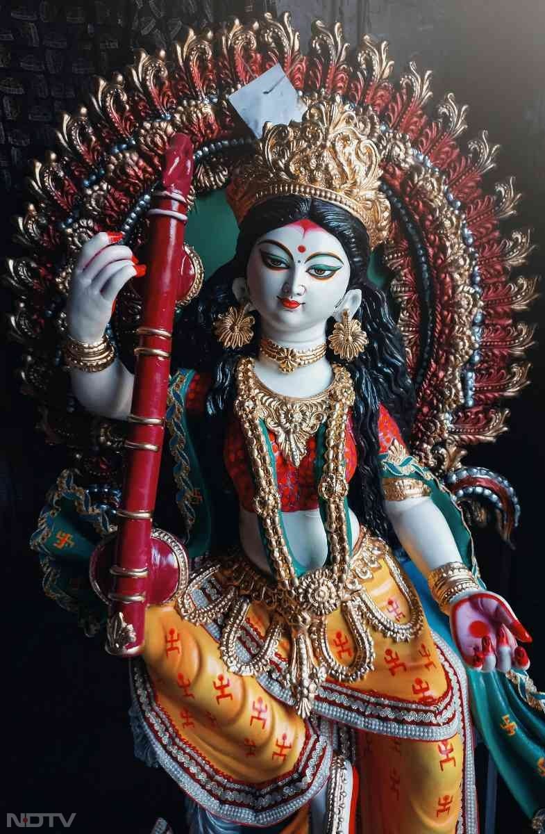 इस दिन छात्रों को पीले रंग के वस्त्र धारण करके मां सरस्वती का पूजन करना चाहिए और उनको पीले फूल अर्पित करने चाहिए. Pic Credit- Pexels