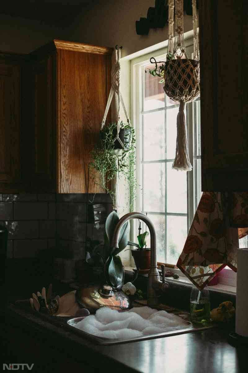 बर्तनों को एक साथ भिगो दें, इससे रगड़ कम लगेगी और ठंडे पानी में समय घटेगा.