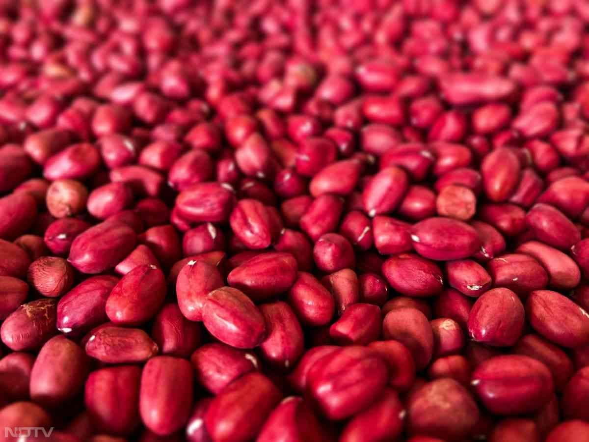 मूंगफली में अच्छी मात्रा में प्रोटीन पाया जाता है.