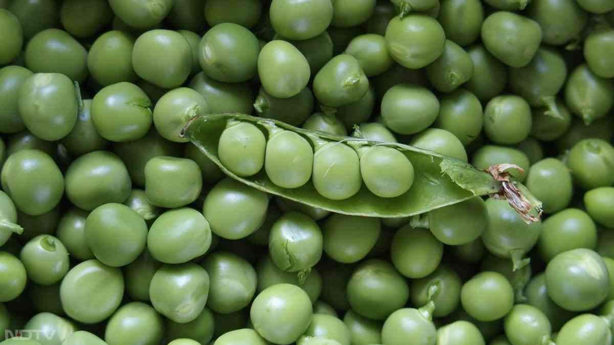 हरी मटर में मौजूद फाइबर पाचन को बेहतर बनाता है.