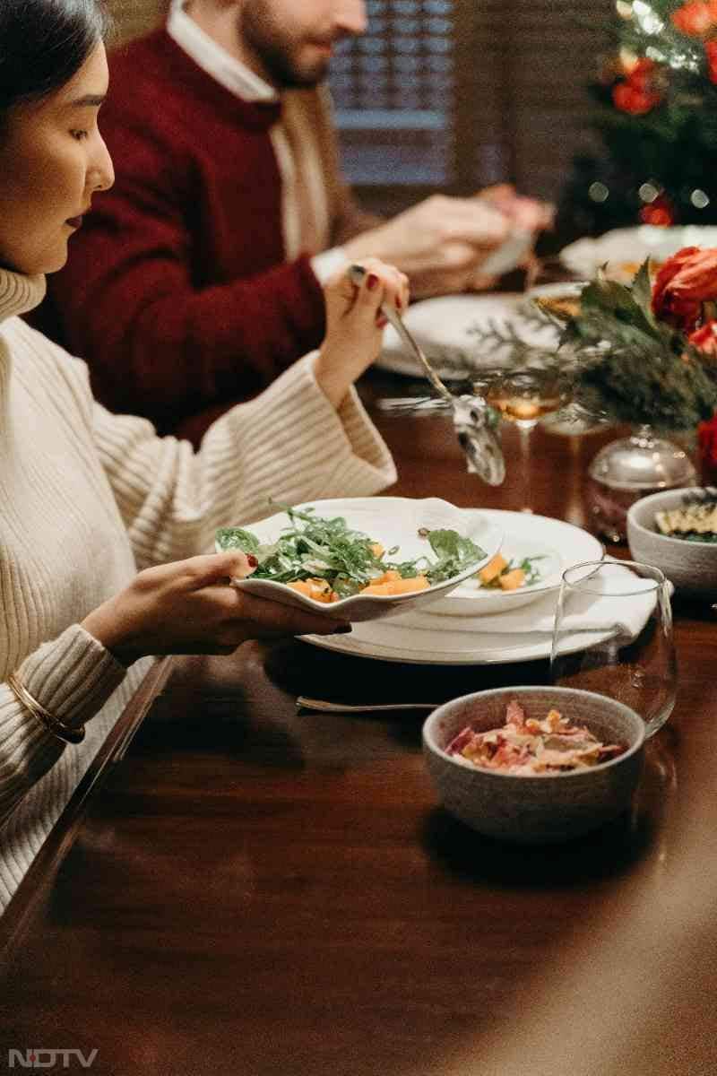 रात का खाना हल्का रखें और सोने से कम से कम दो घंटे पहले खा लें.