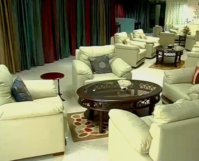 <b>OPULENCE PERSONIFIED:</b><br><br> Rs 80 lakh has been spent on making the branch...which is best reflected in the fact that even its washrooms are named after gems -Oynx and Garnet. The account holders can enjoy the plush environment of the branch's 'Nizam lounge'.
