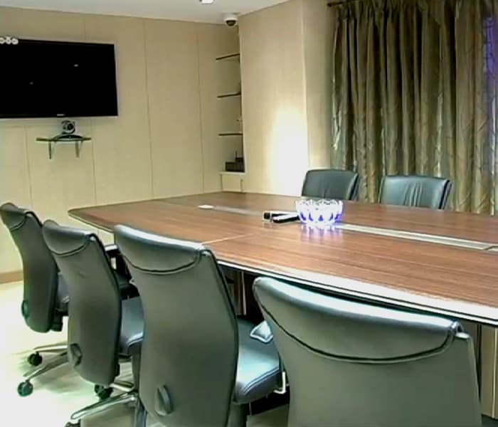 <b>FOR THE SWISH SET:</b><br><br> Its has a WiFi enabled 'Sapphire' conference room and the 'Pearl' coffee bar where you can grab a cup of coffee and munch on goodies.