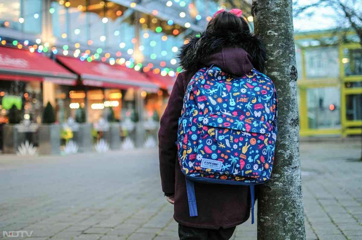 क्लास 1-2 - इस क्लास के 16-22 किलो तक के बच्चे के बैग का वजन 1.6 से 2.2 किलो तक हो सकता है.