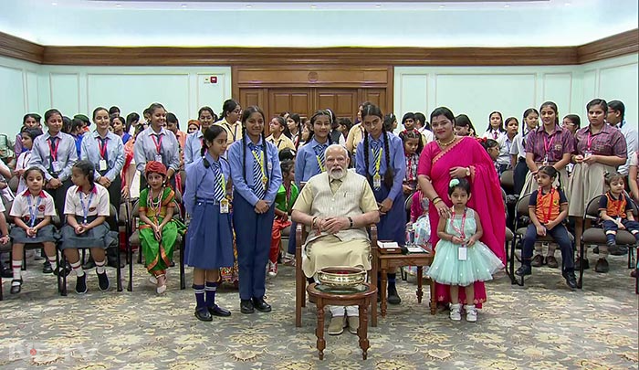 इस अवसर पर प्रधानमंत्री ने स्कूली छात्राओं और शिक्षकों के साथ एक समूह फोटो भी खिंचवाई.  फोटो: एएनआई