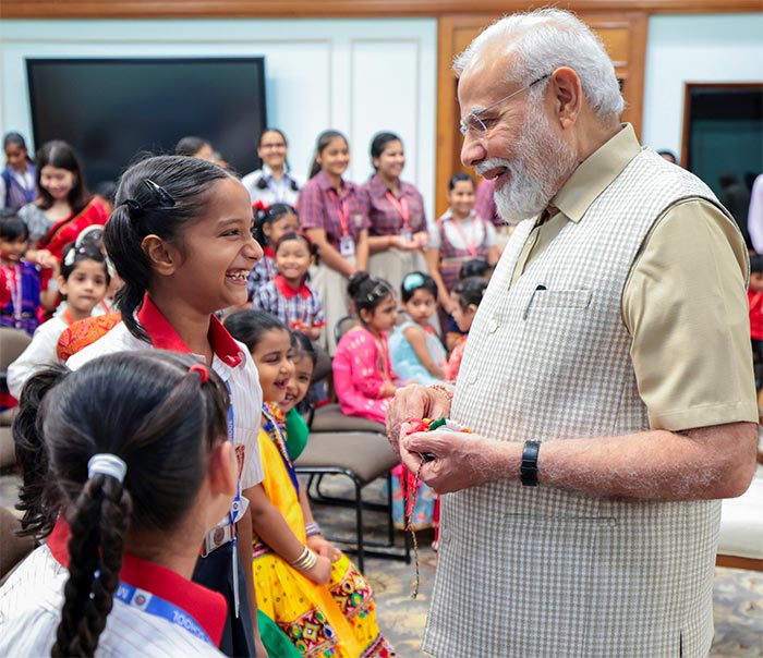 पीएमओ के अनुसार, प्रधानमंत्री ने आत्मनिर्भरता का महत्व समझाते हुए बच्चों को ‘मेड इन इंडिया' प्रोडक्‍ट करने की सलाह भी दी. फोटो: एएनआई