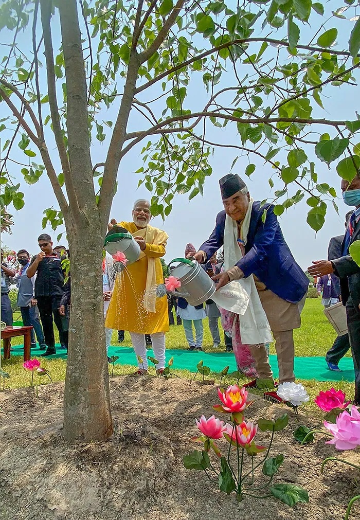 पीएम मोदी और उनके नेपाल के समकक्ष शेर बहादुर देउबा ने बोधगया में बोधि वृक्ष को पानी दिया.