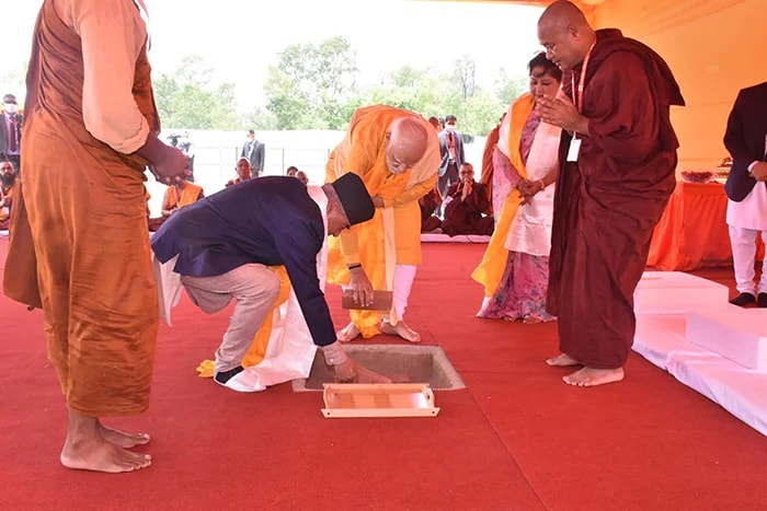 इंडिया इंटरनेशनल सेंटर फॉर बौद्ध कल्चर एंड हेरिटेज का शिलान्यास समारोह करते पीएम मोदी और नेपाल के पीएम शेर बहादुर देउबा.