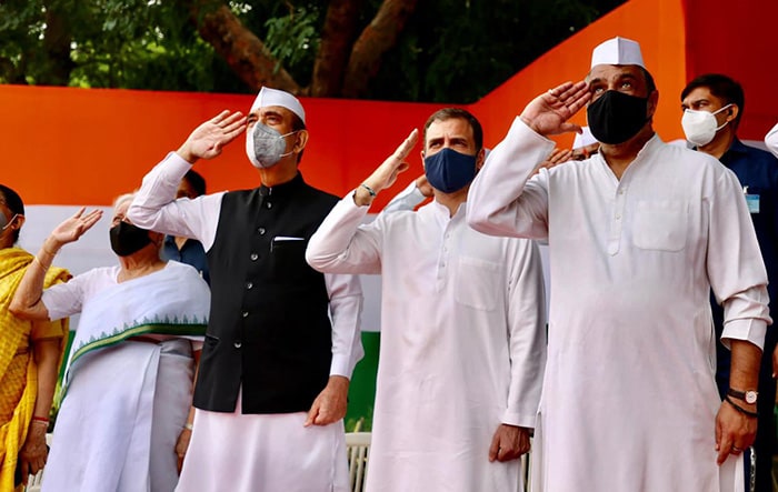 कांग्रेस की वरिष्ठ नेता अंबिका सोनी ने फहराया तिरंगा, देखें तस्वीरें