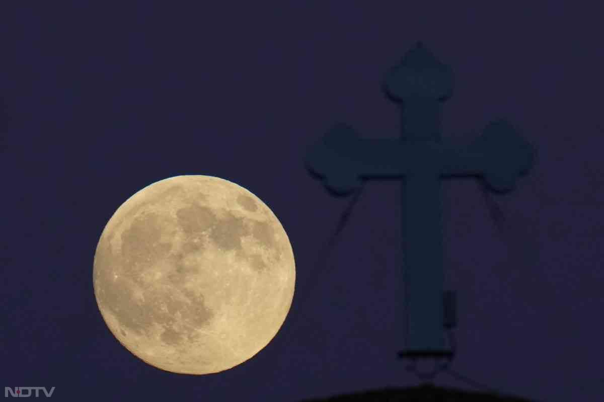 जब चांद सामान्य से थोड़ा बड़ा और अधिक चमकीला नजर आ रहो हो, जैसे कि आज दिख रहा है. इसी खगोलीय घटना को 'सुपरमून' कहा जाता है.
