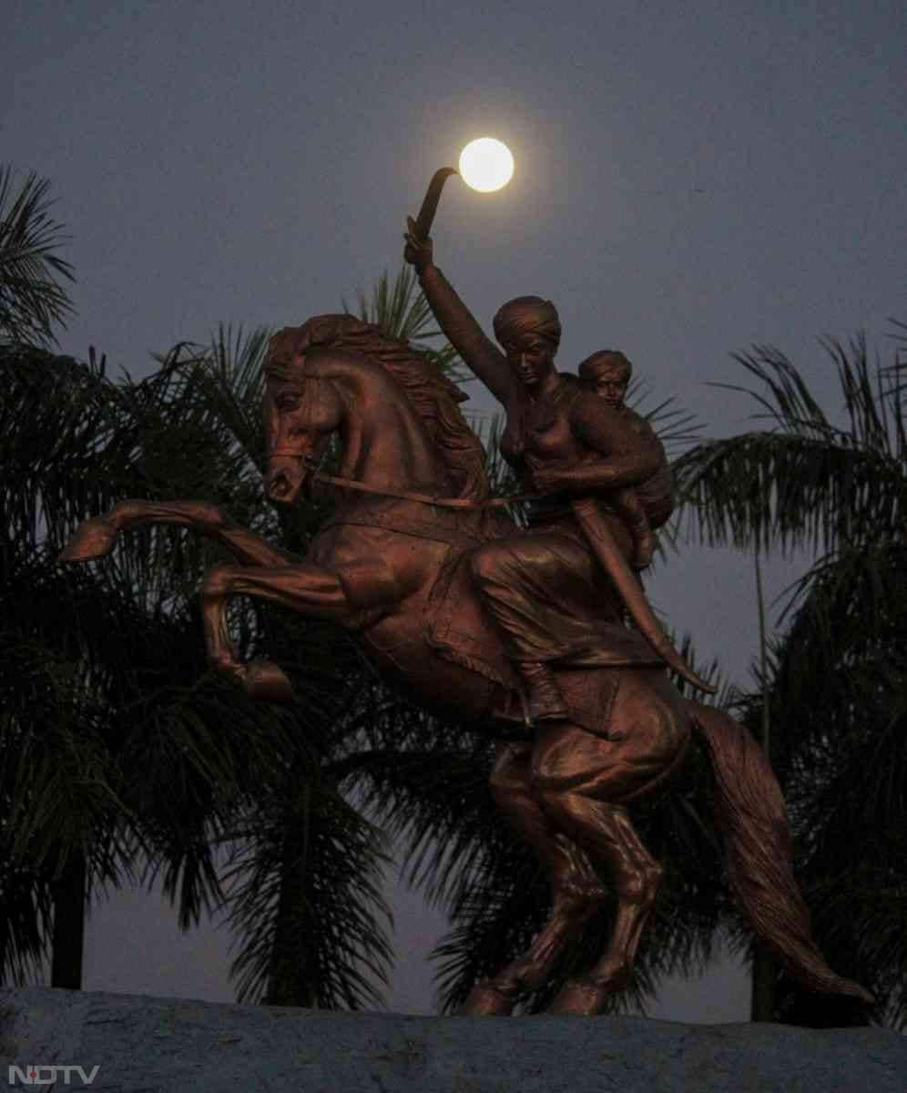 इस साल का सबसे ज्यादा नजदीकी ‘सुपरमून' नवंबर में दिखाई देगा, जिसके बाद एक और ‘सुपरमून' दिसंबर में होगा.