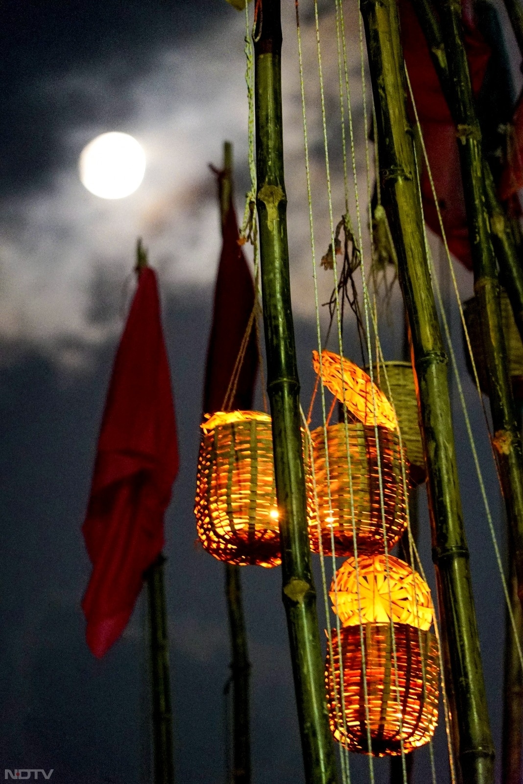 शरद पूर्णिमा, हिंदू कैलेंडर की सबसे महत्वपूर्ण पूर्णिमाओं में से एक है. इस दिन चंद्रमा अपनी सोलह कलाओं से परिपूर्ण होता है, जो इसे विशेष बनाता है.