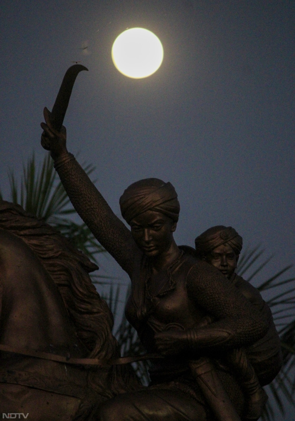 इसे ‘हार्वेस्ट मून' भी कहा जाता है, पारंपरिक रूप से यह चंद्रमा किसानों के लिए रात में फसल काटने में मददगार रहा है, क्योंकि इसकी रोशनी सामान्य से कहीं अधिक तेज होती है.
