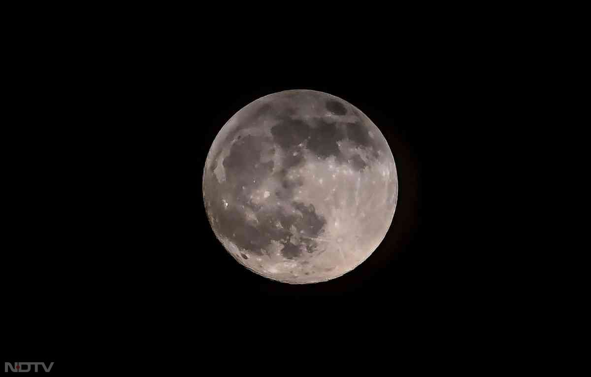 सुपरमून सुनहरे या नारंगी रंग में दिखाई दे रहा है, जो वायुमंडलीय प्रकाश के फैलाव के कारण होता है. अंधेरे इलाकों में इसकी खूबसूरती और भी अधिक निखरकर सामने आ रही है,