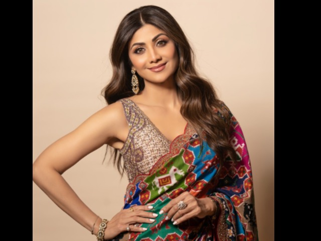 पाटन पटोला साड़ी में शिल्पा शेट्टी की इन ग्लैमरस तस्वीरों ने लूटा लोगों का दिल