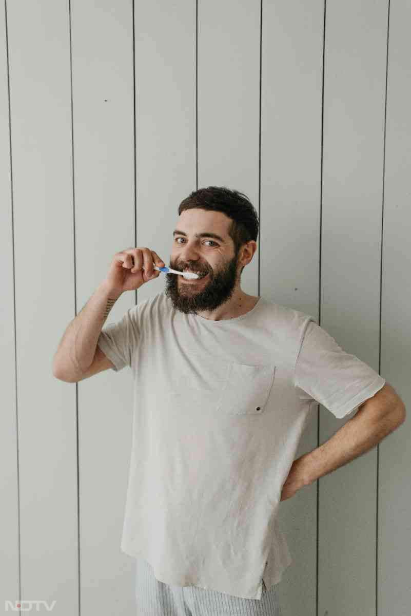 दांतों की देखभाल करना बहुत जरूरी है. सही समय और तरीके से दांतों की सफाई करें.