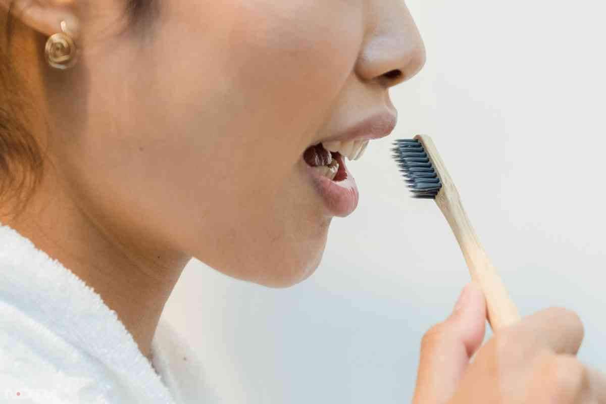 नींबू, संतरा, मौसमी और अन्य खट्टे फल एसिडिक होते हैं. इनके सेवन के बाद मुंह का पीएच लेवल असंतुलित हो जाता है और दांतों का इनेमल नरम हो जाता है. अगर इस समय ब्रश किया जाए, तो यह नरम इनेमल को और अधिक नुकसान पहुंचा सकता है.