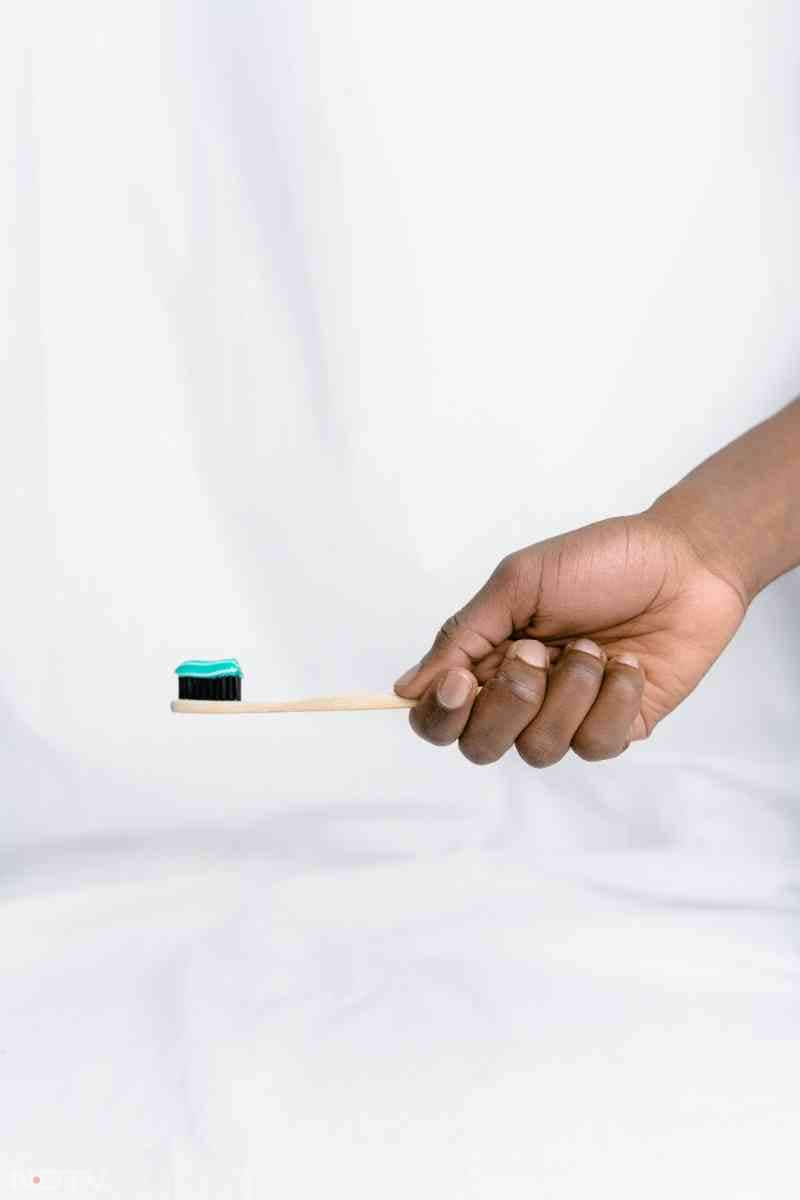 कोल्ड ड्रिंक्स और अन्य कार्बोनेटेड ड्रिंक्स में एसिड और शुगर की मात्रा ज्यादा होती है. यह दांतों को कमजोर बना सकते हैं. इनका सेवन करने के बाद तुरंत ब्रश करने से दांतों की परत को नुकसान हो सकता है.