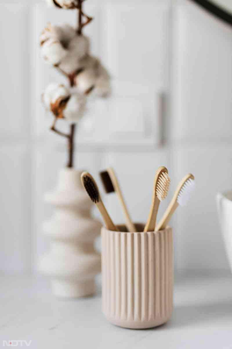 रेड वाइन और वाइट वाइन में एसिड की मात्रा ज्यादा होती है, जो दांतों की सतह को नुकसान पहुंचा सकती है. वाइन के बाद ब्रश करने से इनेमल को नुकसान होने की संभावना रहती है.