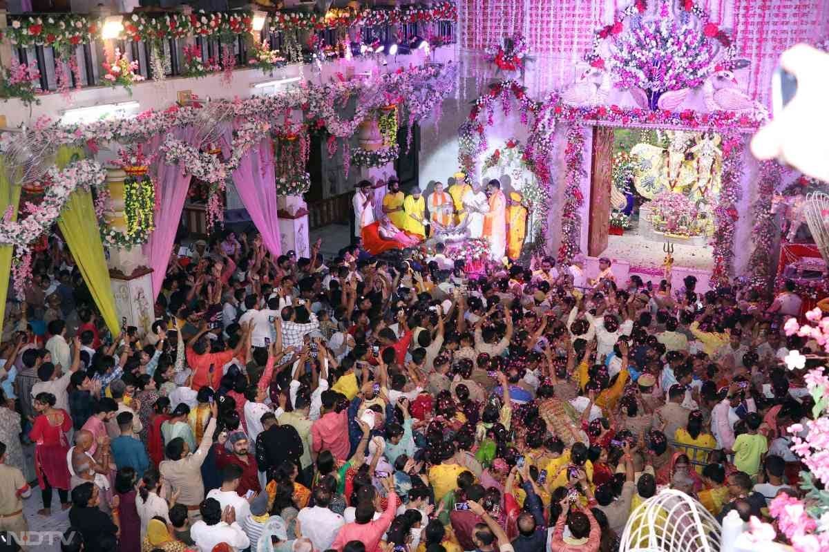 मंदिरों में सुबह से भक्तों ताता लगा रहा है. मंदिर में सभी भक्त रात 12 बजे गोविन्द के आने का बेसब्री से इंतजार कर रहे हैं. कई जगह यशोदा नंदन के आगमन पर ख़ुशियाँ दर्शातीं हुईं झाँकियाँ लगा कर घरों को सजाया है.