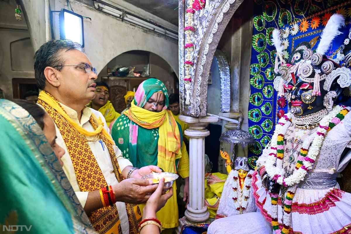 मंदिरों में सुबह से भक्तों ताता लगा रहा है. मंदिर में सभी भक्त रात 12 बजे गोविन्द के आने का बेसब्री से इंतजार कर रहे हैं. कई जगह यशोदा नंदन के आगमन पर ख़ुशियाँ दर्शातीं हुईं झाँकियाँ लगा कर घरों को सजाया है.